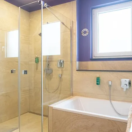 Leni Am Tuniberg, Weinregion * גוטנהיים